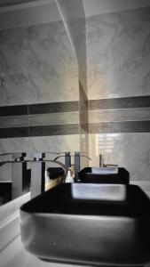 Ένα μπάνιο στο F&F Luxury Residence