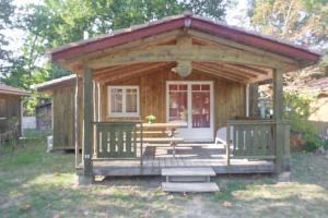 Zahrada ubytování Chalet bois tout équipé 35 m2 2 chambres terrasse couverte place parking piscine collective 4 personnes