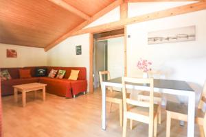 Posezení v ubytování Chalet bois tout équipé 35 m2 2 chambres terrasse couverte place parking piscine collective 4 personnes