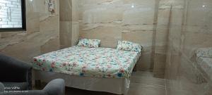 バラナシにあるvikram homestayのベッド1台