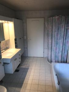 埃斯特费尔德Beautiful apartment in the center of Switzerland的浴室设有白色门和淋浴帘