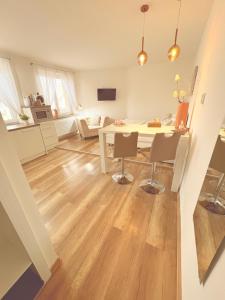 Televízia a/alebo spoločenská miestnosť v ubytovaní Trio Apartments
