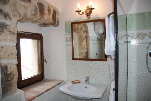 un bagno con lavandino e specchio di Albergo Diffuso - Rocca Calascio a Calascio