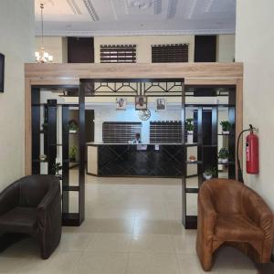 um átrio com duas cadeiras e uma recepção em EcoSignature ABK Hotel, Ibadan em Ibadan