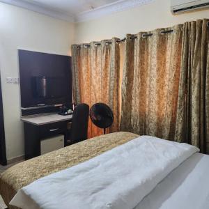 Uma cama ou camas num quarto em EcoSignature ABK Hotel, Ibadan