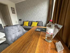 a bottle of wine on a wooden table in a living room at Komfortable und gepflegte Ferienwohnung für zwei bis vier Personen mit separatem Bad und separater Küche in Bad Segeberg