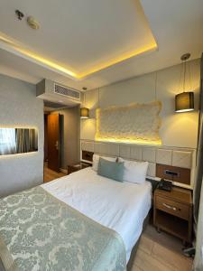 Ένα ή περισσότερα κρεβάτια σε δωμάτιο στο Style Star Hotel Cihangir +42 φωτογραφίες
