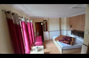 Postel nebo postele na pokoji v ubytování Hotel Harbans