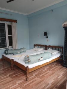 una camera da letto con due letti in una stanza di Hotel Unicorn a Pokhara
