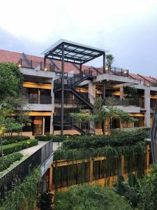 Taman di luar F1-26-10 Executive Suite1BRtamariWIFINETFLIXParking
