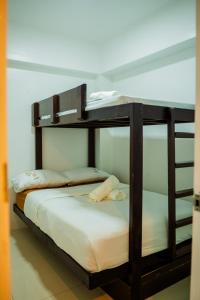 um beliche num quarto com em Burnham Hill 2BR Condo em Baguio