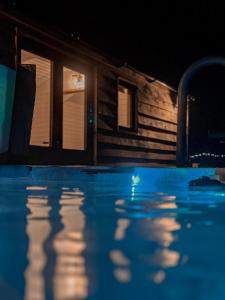 Bazén v ubytování Gower Fresh Reindeer Lodge nebo v jeho okolí