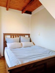 Postel nebo postele na pokoji v ubytování Gemütliche Wohnung an der Nordseeküste in Utgast