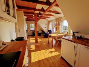 Kuchyň nebo kuchyňský kout v ubytování Gemütliche Wohnung an der Nordseeküste in Utgast