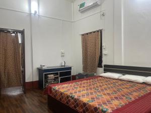 Un dormitorio con una cama y una chimenea. en Sri Sam Homestay, en Sibsāgar 7 fotos más