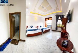 a hotel room with two beds and a mirror at Hotel Hoa Mai in Con Dao