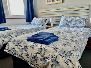 zwei nebeneinander stehende Betten in einem Schlafzimmer in der Unterkunft Waterside Holiday Cottage on Camel Trail Wadebridge Sleeps 5 in Wadebridge