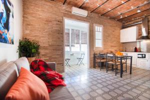 Il comprend un salon avec un canapé et une cuisine. dans l'établissement Happy People Gaudi Sant Pau Apartments, à Barcelone