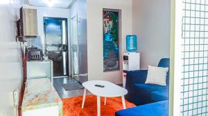 内罗毕Deluxe homes的客厅里有一张蓝色的沙发和一张桌子