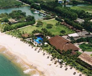 een luchtzicht op het strand van een resort bij Hotel Portobello Resort & Safari in Mangaratiba