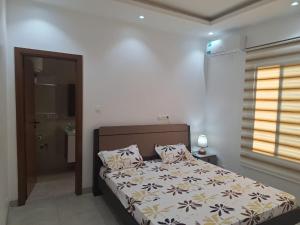 Cama o camas de una habitación en CHEZ CODOU FANN - POINT E