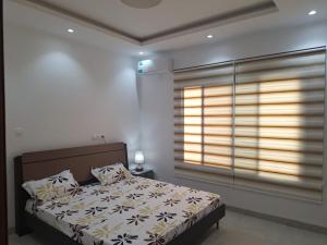 Cama o camas de una habitación en CHEZ CODOU FANN - POINT E