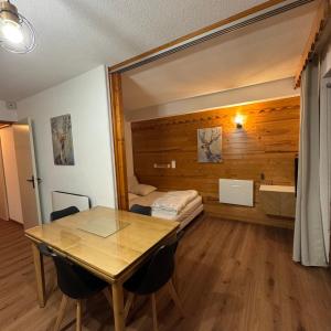 Posedenie v ubytovaní Escapade cosy vu montagne Près des pistes 1800 WIFI - 6 personnes