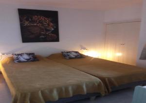 une chambre avec un lit avec deux oreillers dessus dans l'établissement Appartement équipé CALPE Espagne, 4 couchages, terrasse, piscines, climatisation, garage, WIFI gratuits, à Calp 34 autres photos