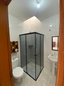 ポンタウ・ド・パラナにあるCasa Shangri-la Ar-Condicionado Piscina TV a cabo Wifi 360mbのシャワー、トイレ、洗面台を備えたバスルーム