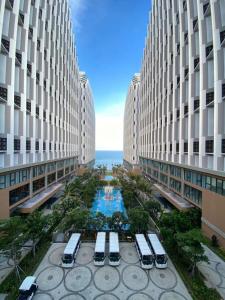 an aerial view of a building with a pool and the ocean at APEC MANDANA CHAM BAY Mũi Né in Ấp Thiẹn Ái