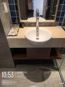 a bathroom with a sink and a mirror at APEC MANDANA CHAM BAY Mũi Né in Ấp Thiẹn Ái