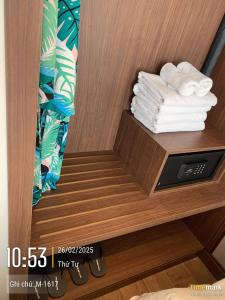 a group of towels on a shelf in a room at APEC MANDANA CHAM BAY Mũi Né in Ấp Thiẹn Ái