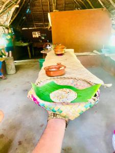 una persona sosteniendo un plato de comida en una mesa en Habarana Tree House Area, en Habarana 47 fotos más