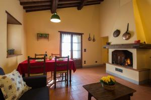 sala de estar con mesa y chimenea en San Martino agli Ulivi, en Cortona