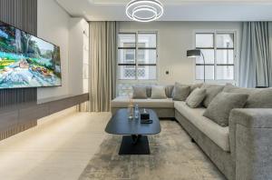 a living room with a couch and a tv at شقة بتصميم انيق مقابل الافنيوز d11 in Riyadh