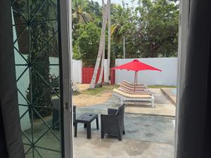 Taman di luar Maison Mimosa