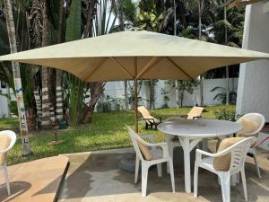 Taman di luar Maison Mimosa