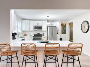 Una cocina con gabinetes blancos y una mesa y sillas. en Legacy Trail Getaway, en Lexington