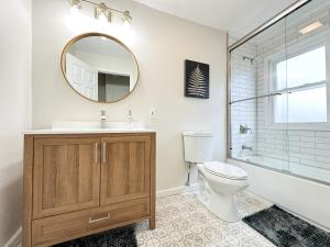 Un baño con inodoro, lavabo y espejo. en Legacy Trail Getaway, en Lexington 32 fotos más