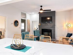 Una sala de estar con chimenea y televisión. en Legacy Trail Getaway, en Lexington