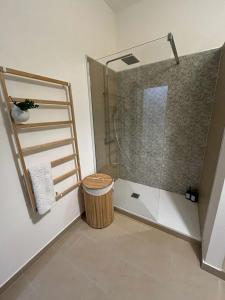 Ванная комната в Villa Triscele Holiday Home +33 фотографии