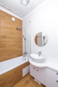 ein Badezimmer mit Waschbecken und Spiegel in der Unterkunft Новая квартира рядом с ЭКСПО АЭРОПОРТОМ ПРЕЗИДЕНТСКАЯ БОЛЬНИЦА Венский 29б in Astana