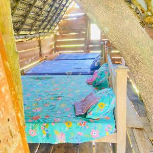 1 dormitorio con 2 camas en una casa en Habarana Tree House Area, en Habarana