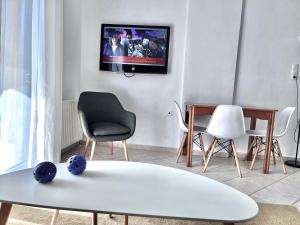 TV a/nebo společenská místnost v ubytování SUNNY 2, Two-bedroom house with parking