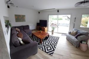 Ruang duduk di large country house with pool and garden