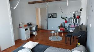 Ruang duduk di large country house with pool and garden