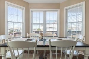 Mynd úr myndasafni af Lazy Lea 3 a spacious 5 bedroom home perfect for up to 13 guests í Ocean Isle Beach