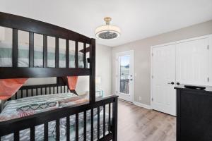 Rúm í herbergi á Lazy Lea 3 a spacious 5 bedroom home perfect for up to 13 guests