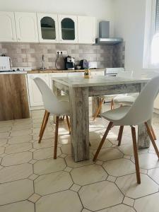 Kuchyňa alebo kuchynka v ubytovaní Thermal Next II Weninger Apartman Kiskunhalas