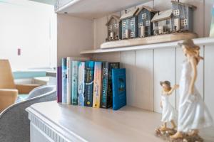 Η βιβλιοθήκη του διαμερίσματος